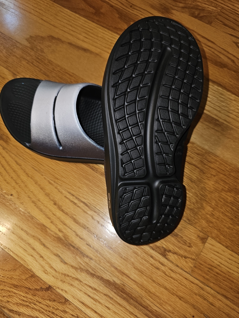 OOFOS Oolah Luxe Metallic Silver/blue and Black Footbed Recovery Slide Sandals - Picture 3 of 4